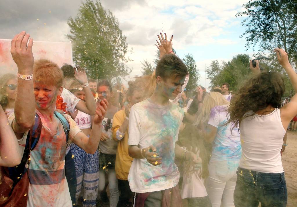  Holi krāsu festivāls Lucavsalā - fotogrāfijās