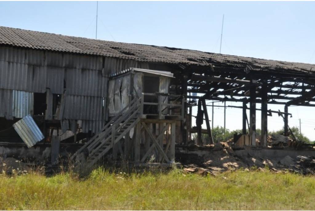 FOTO: Grobiņas pusē liesmas izpostījušas granulu ražotnes noliktavu