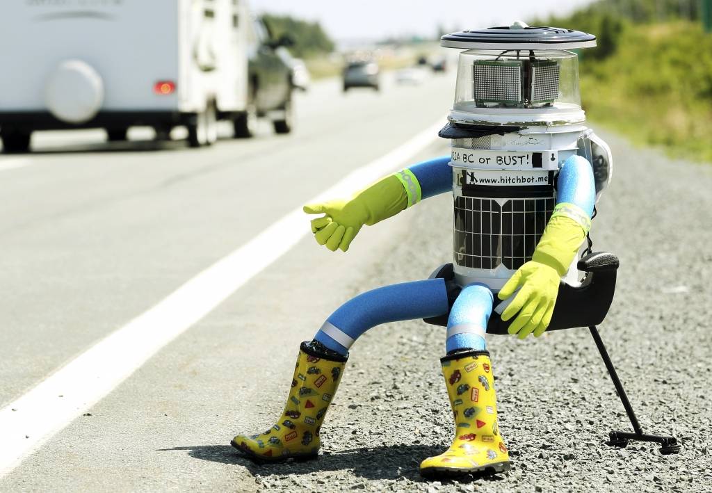 FOTO: Robota-stopētāja ceļojumiem pēc vandaļu uzbrukuma pienācis gals