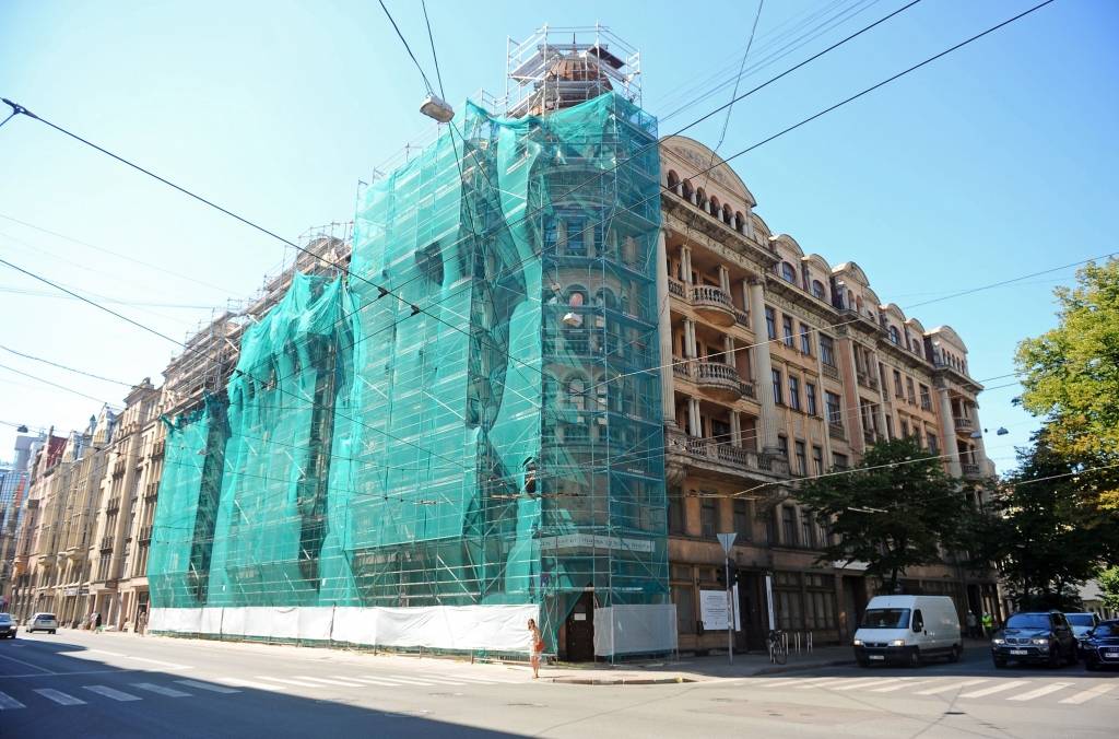 Stūra mājas fasādes krāsojuma atjaunošana - fotogrāfijās