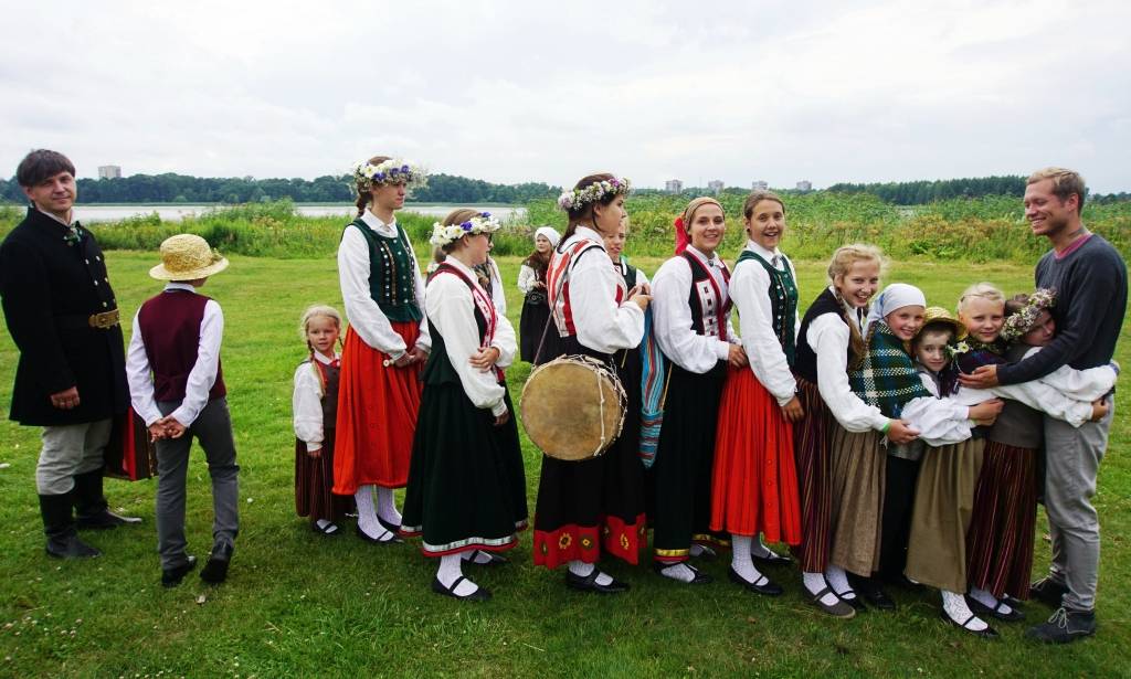 Ralfs Eilands kopā ar tautas deju ansambli un folkloras kopu no Liepājas ierakstījis latviešu tautasdziesmas videoklipu