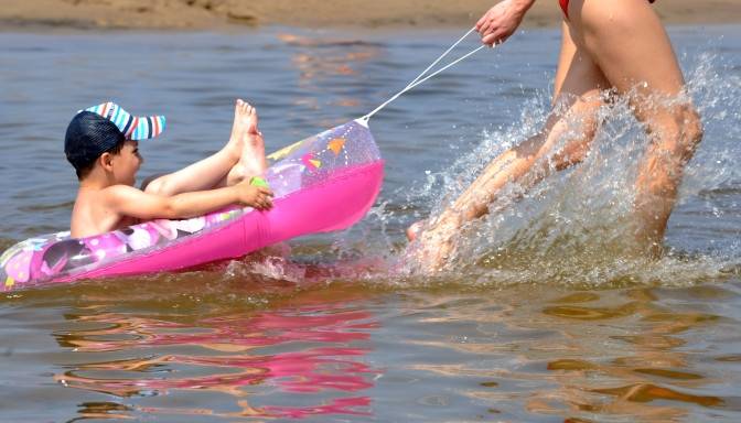 Aizvadītā nakts vietām bijusi "tropiska"; ceturtdien turpināsies pamatīga svelme