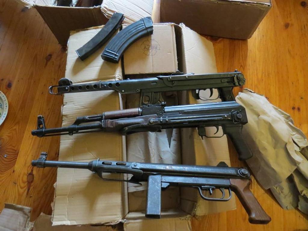 Policija atsavina iespaidīgu ieroču arsenālu