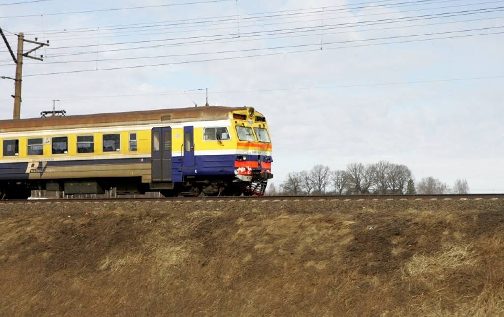 Karstuma iespaidā Latvijā samazina pasažieru un kravas vilcienu ātrumu
