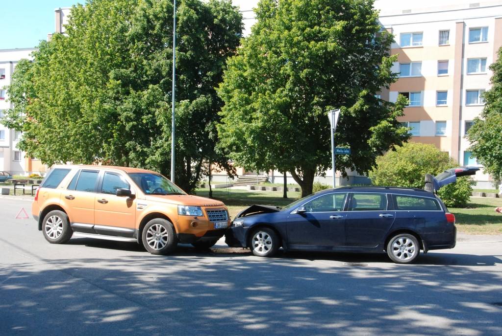 FOTO: "Land Rover" vadītājs Liepājā izraisa avāriju