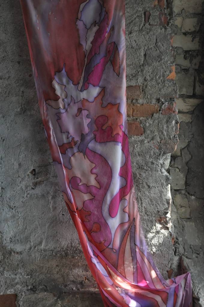 FOTO: Izstādē rāda apgleznotā zīda daudzveidību