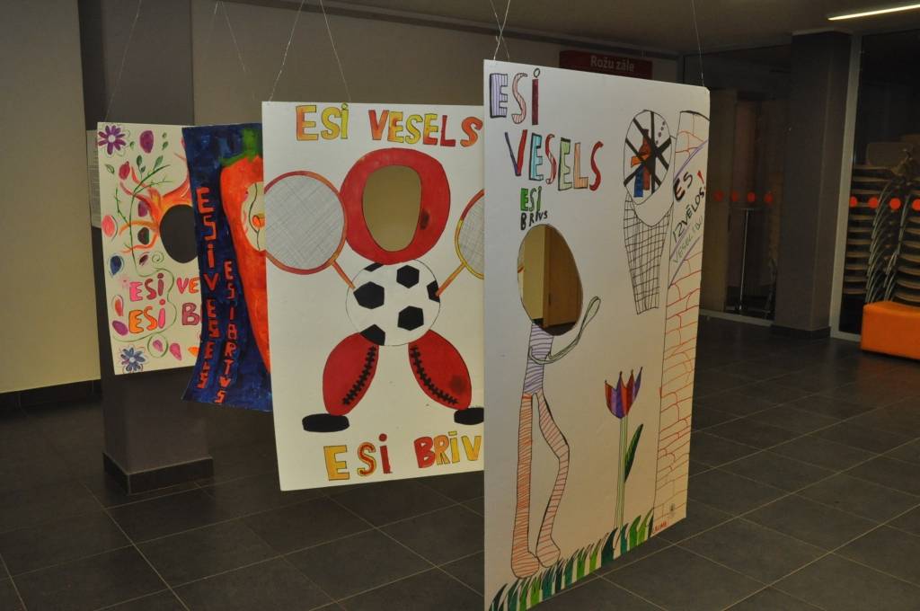 FOTO: Izstādē rāda radošajās nodarbībās paveikto