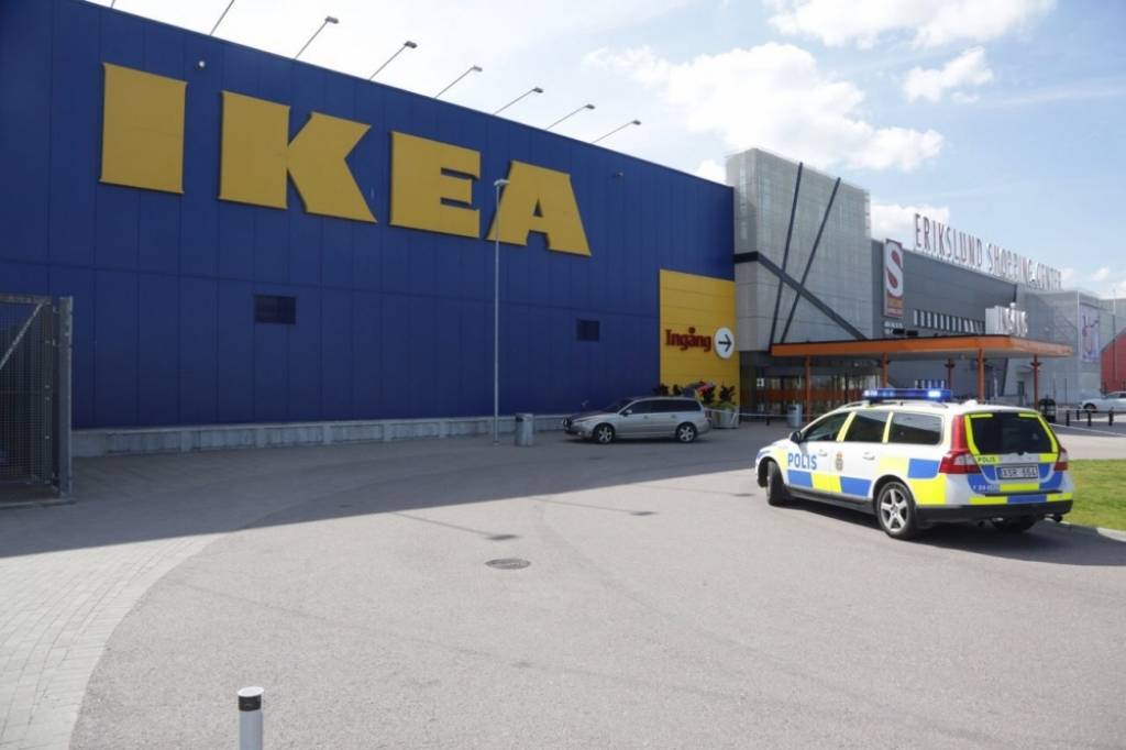 Uzbrukumā Ikea veikalā Zviedrijā nodurti divi cilvēki