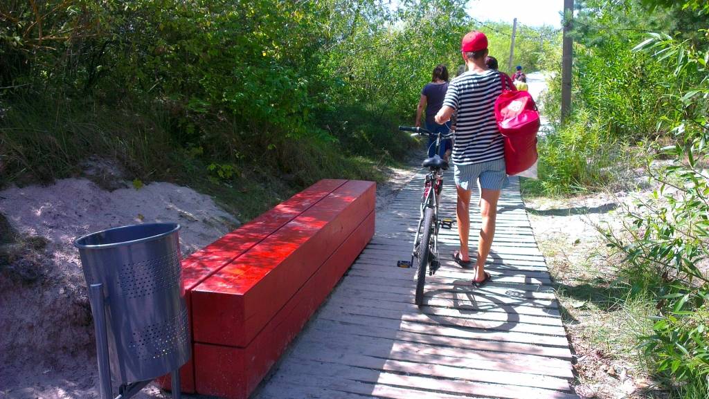 Uzstāda jaunus soliņus un atkritumu urnas pie izejām uz pludmali