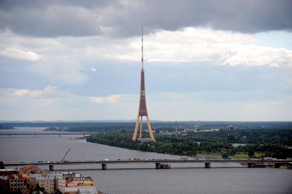 Aiz Salu tilta rindā gaida Gaisa un Vanšu tilts