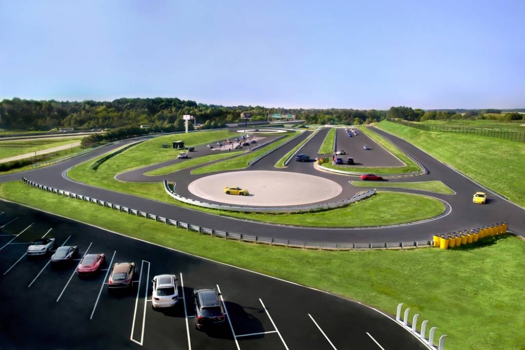 Papildināta galerija - Porsche jaunā 100 miljonus dolāru vērtā mītne ir kā Disnejlenda automašīnu cienītājiem