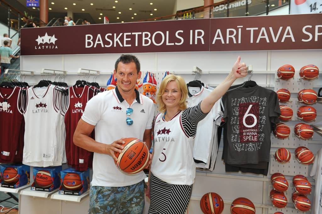 FOTO: Izlases basketbolisti atklāj Eiropas čempionāta fanu zonu