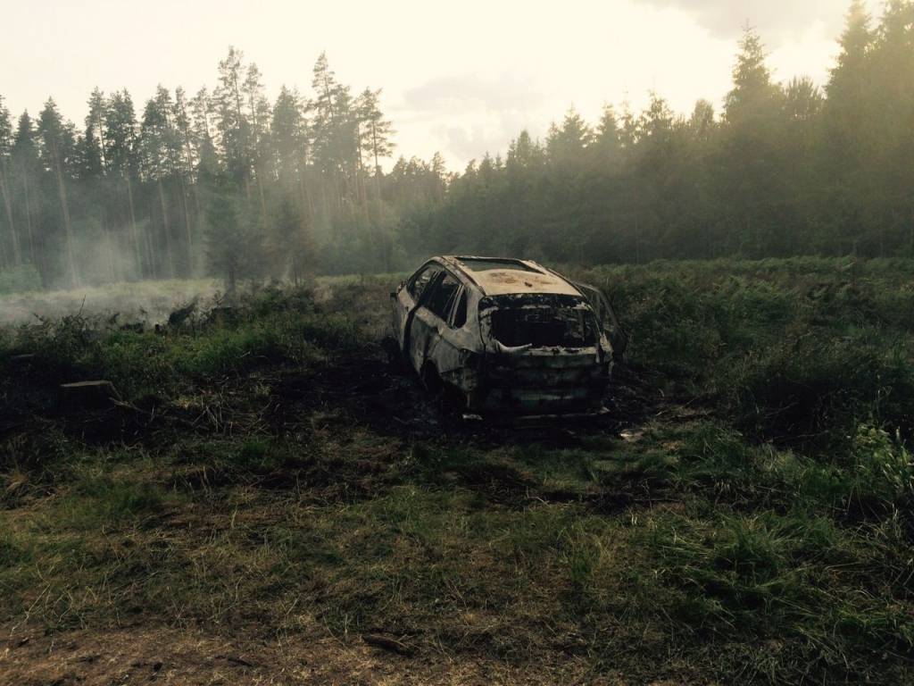 Slēpjot pēdas, autozagļi nodedzina dārgu auto