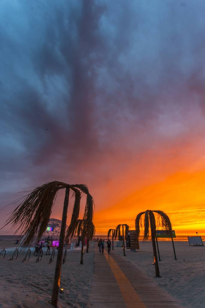 Skaisti saulrieta skati Liepājas pludmalē