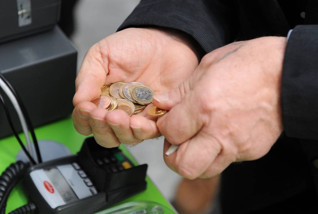 Aizkavējusies pensiju un pabalstu izmaksa; naudu iedzīvotāji saņems tuvākajās dienās