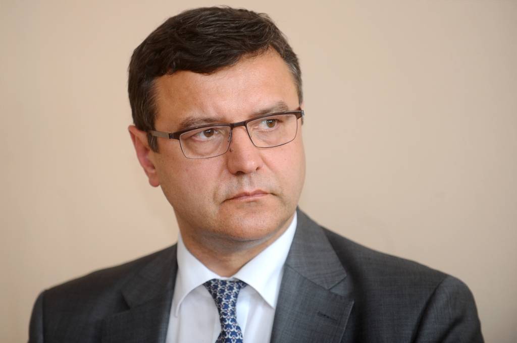 Reirs rosina nākamgad pārtraukt mēbeļu, datoru un automašīnu finansēšanu ministrijām