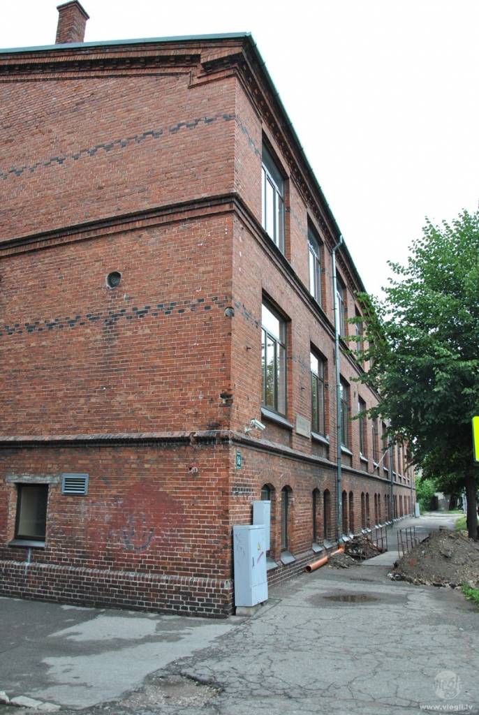 Izsludināts konkurss uz J.Čakstes 10. vidusskolas direktora amatu 