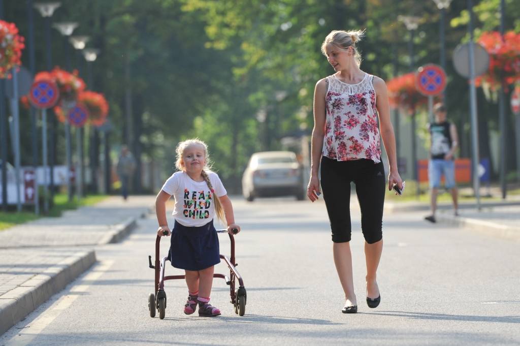 Skolas vadība deleģē vecākiem savu pienākumu - atrast darbinieku