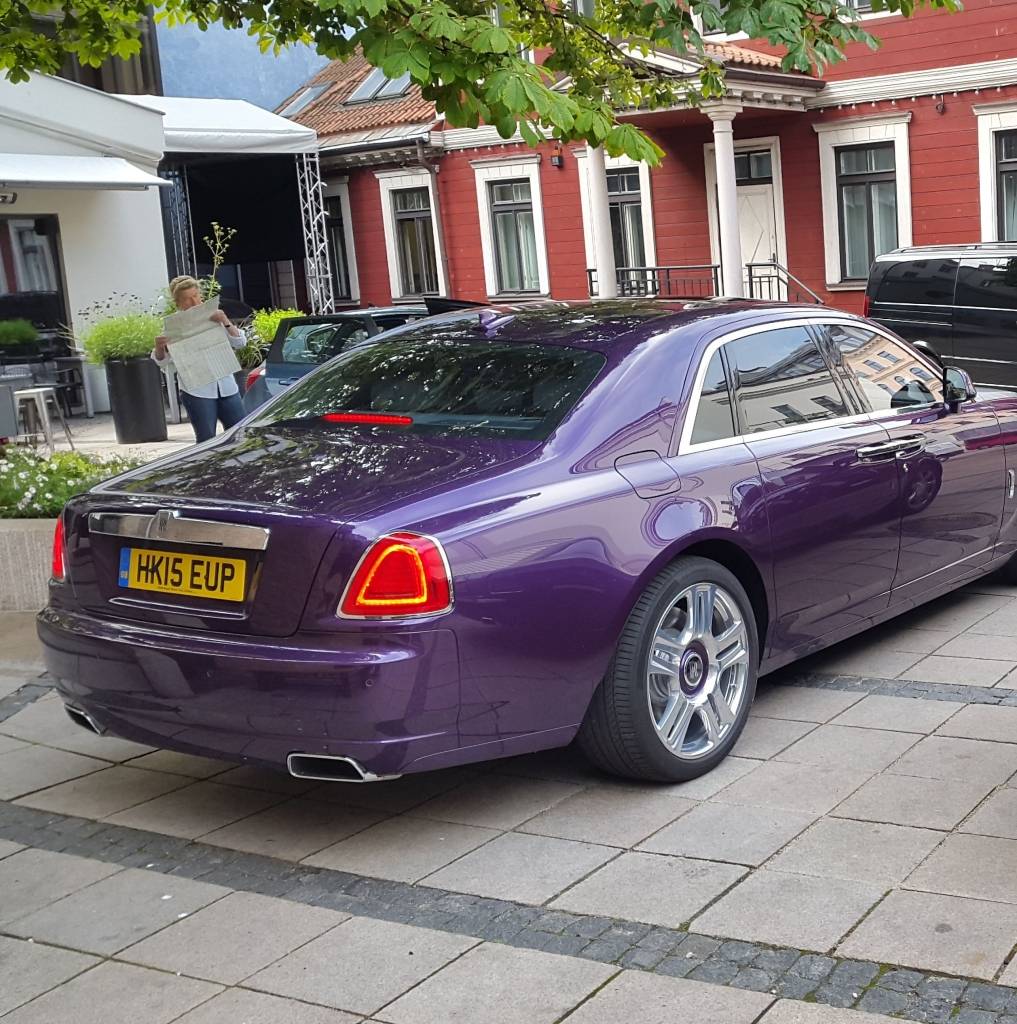 Pārticības izkārtne ar RR iniciāļiem 