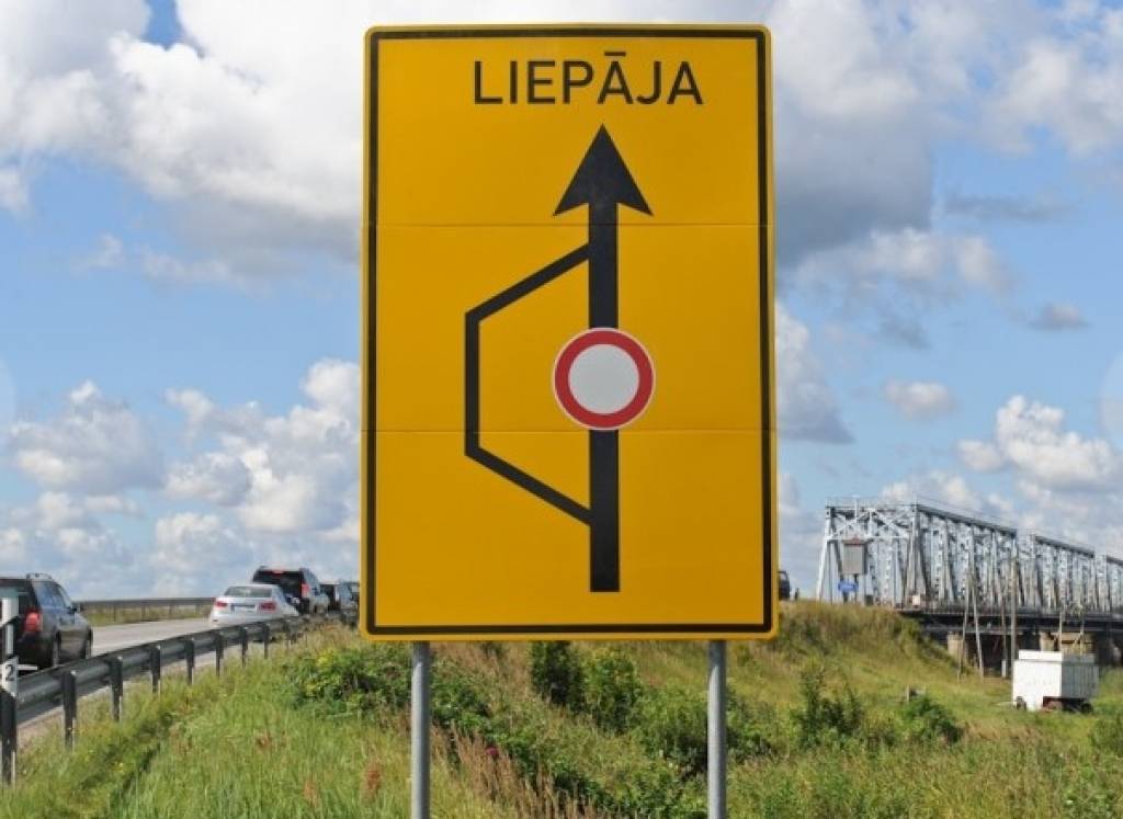 Papildināta ar foto: Uz Liepājas šosejas satiksme pār Lielupi novirzīta pa pagaidu tiltu