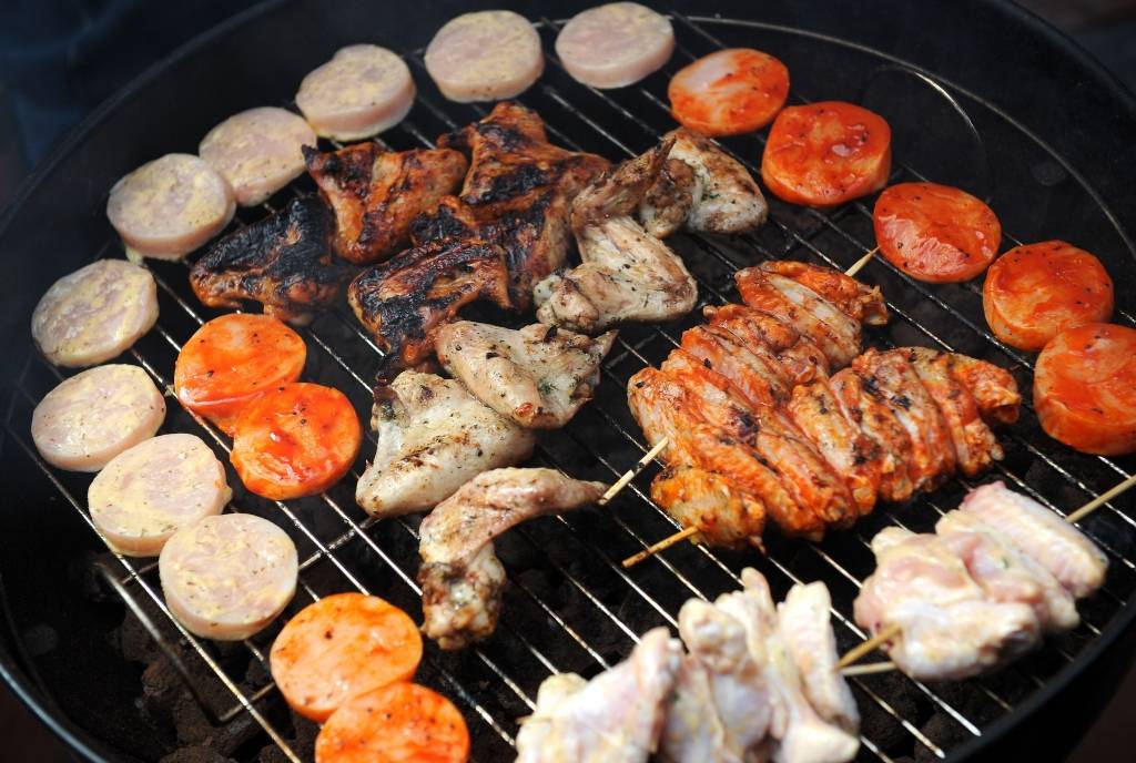 Bēgļiem Latvijā jau redz darba iespējas: putnu fabrikā