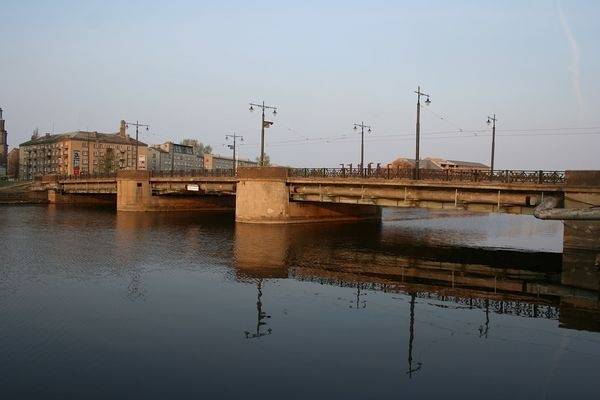 No tilta ielec kanālā