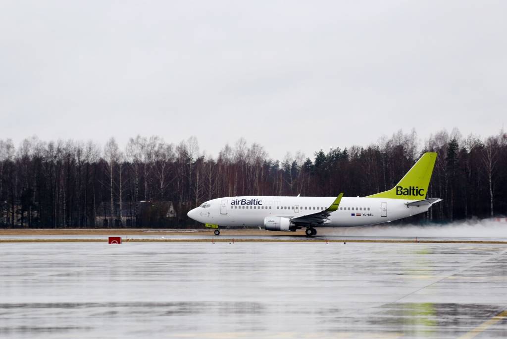 AirBaltic apkalpei piespriež cietumsodus; viņi esot zaudējuši kontroli pār alkoholu