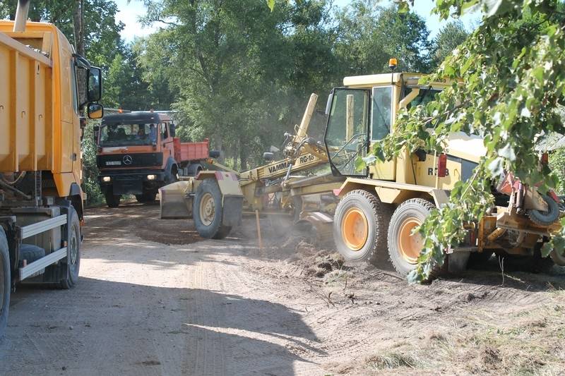 FOTO: Renovē ceļus Rucavas novadā