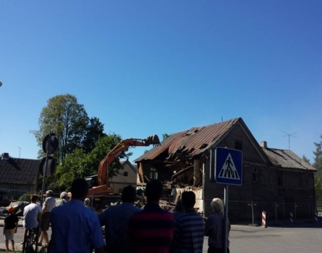 FOTO: Sākt nojaukt Aizputes šekumu
