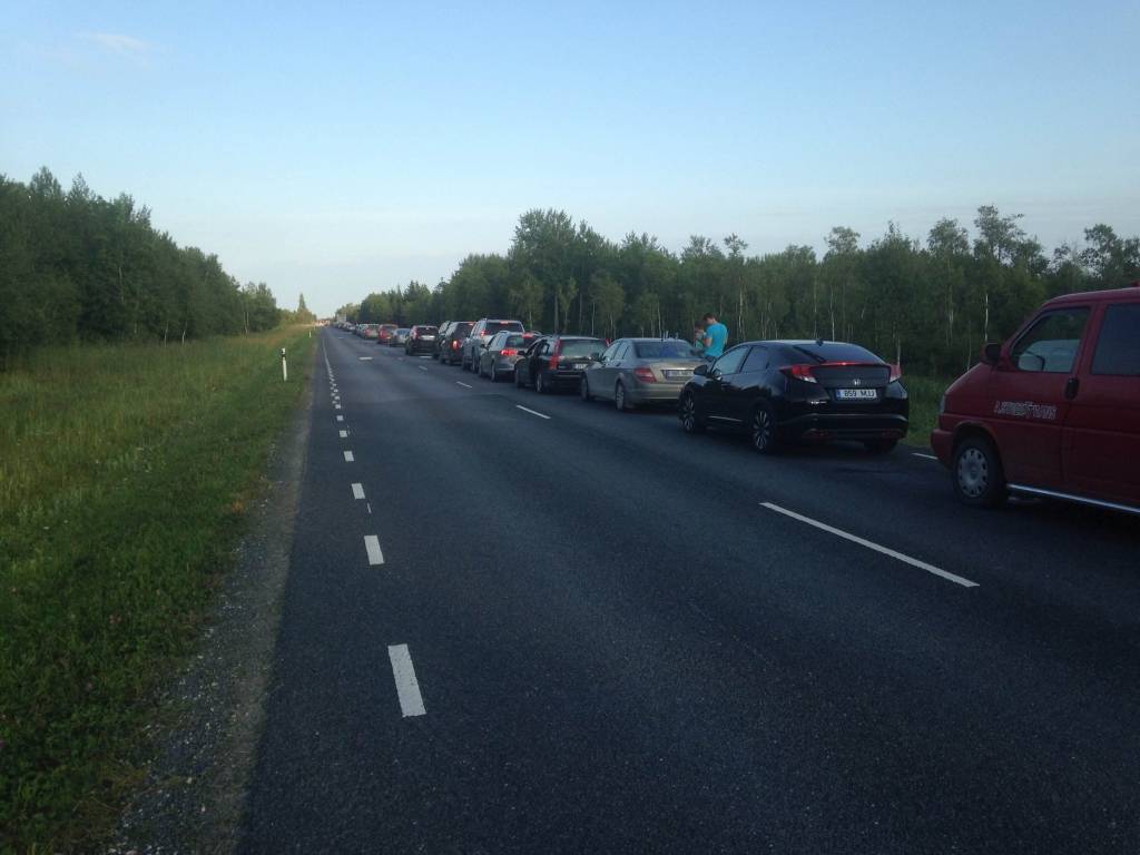 Vasarnieki ceļā uz Muhu un Sāremas salu nīkst garās rindās
