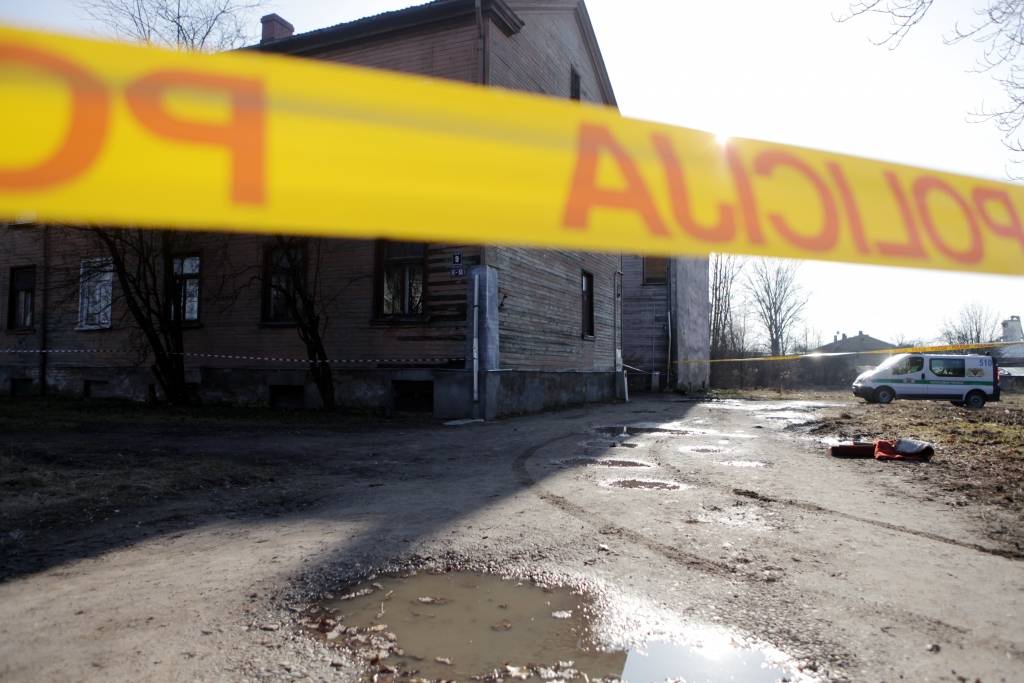 Nodeg ēka Buru ielā, kuru īrniekiem lika atbrīvot jau pavasarī; cietušas vēl divas mājas