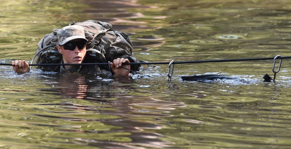 ASV armijas reindžeru kursu pirmo reizi pieveikušas sievietes