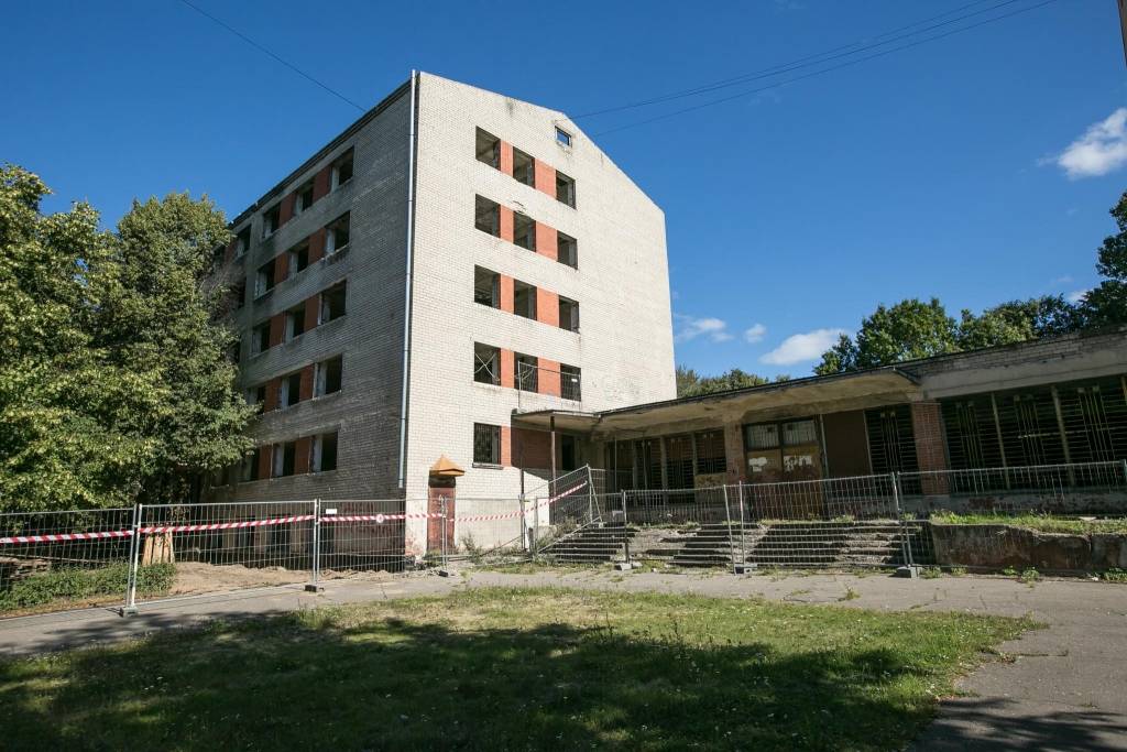 Papildināta ar FOTO: Bijušās celtnieku kopmītnes pārtaps par sociālo māju