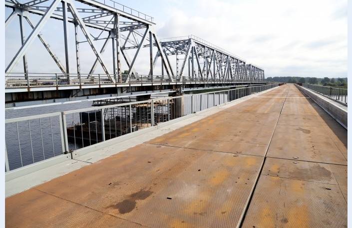 Kravas auto uz Liepājas šosejas pagaidu tilta neievēro svara ierobežojumus; LVC vēršas policijā