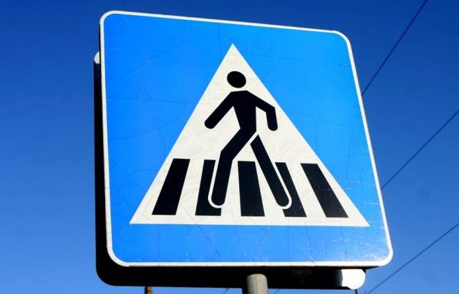 Liepājā automašīna uz ietves notriekusi sievieti