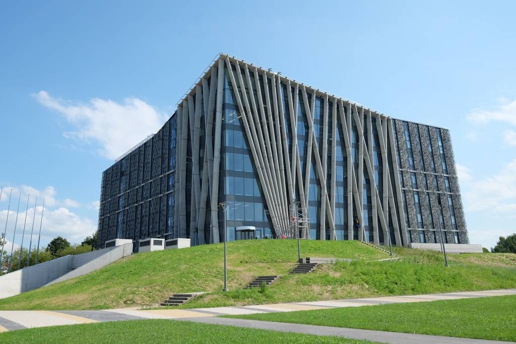 Modernas laboratorijas, siltumnīca un Luīzes Avotiņas gleznojumi  