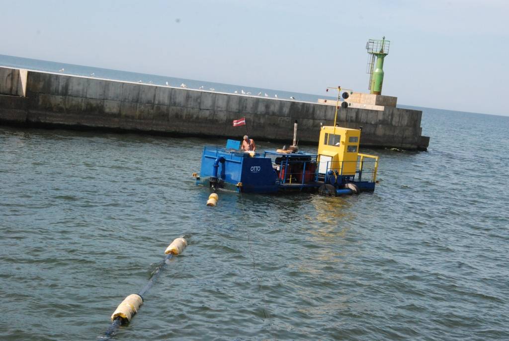 Vēl nav izdevies izcelt Pāvilostā daļēji nogrimušo zemessūcēju