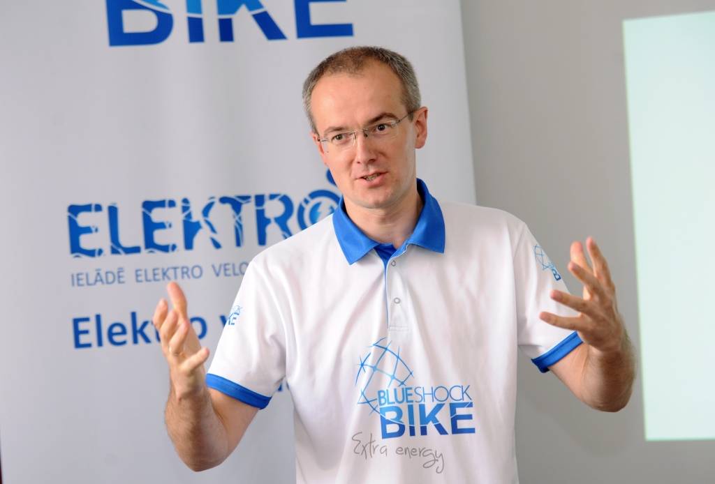 Blue Shock Bike vadītājs: Pensijā varēšu iet, kad tikšu līdz elektriskā lidojošā paklāja ražošanai 