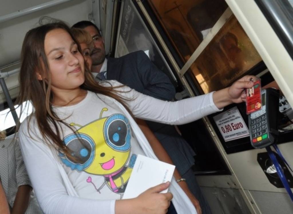 FOTO: Liepājā prezentē pilsētnieka bankas karti sabiedriskajam transportam