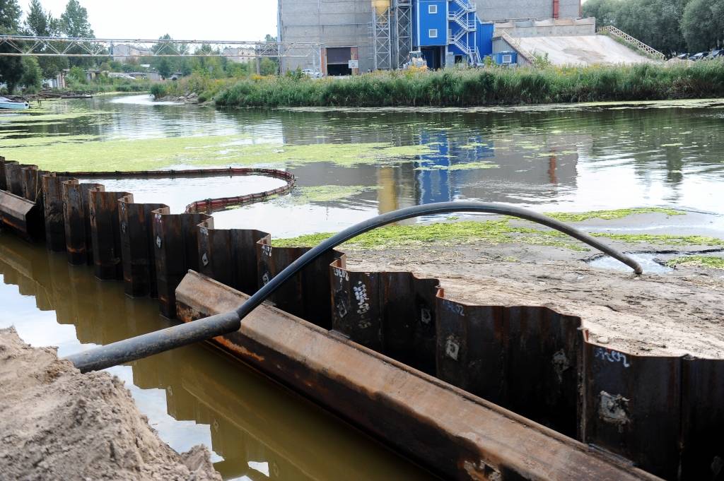 Papildināta ar FOTO: Sarkandaugavā atsūknētas 693 tonnas peldošo naftas produktu; teritoriju attīrīs līdz 2017.gadam