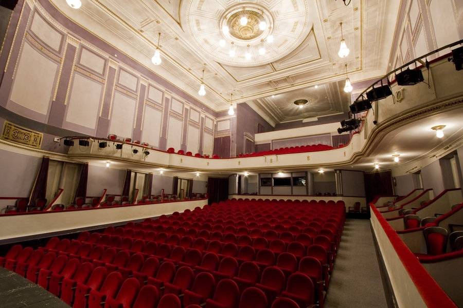 Pārcelts Liepājas teātra iestudējums "Mēnesis uz laukiem"