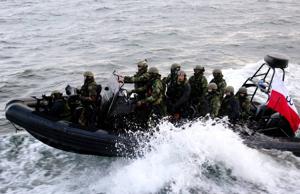 FOTO: Ķīlnieku atbrīvošana jūrā pie Ventspils