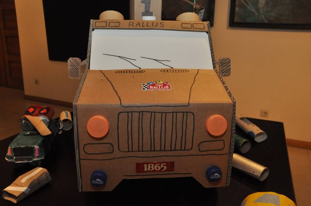 FOTO: Apskatāma bērnu radošo darbu izstāde "Rūcinām rallijā!"