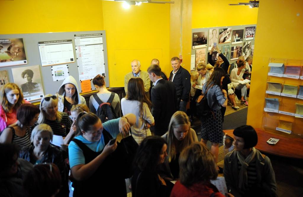 FOTO: JRT izķer izrādes Brodskis/Barišņikovs biļetes