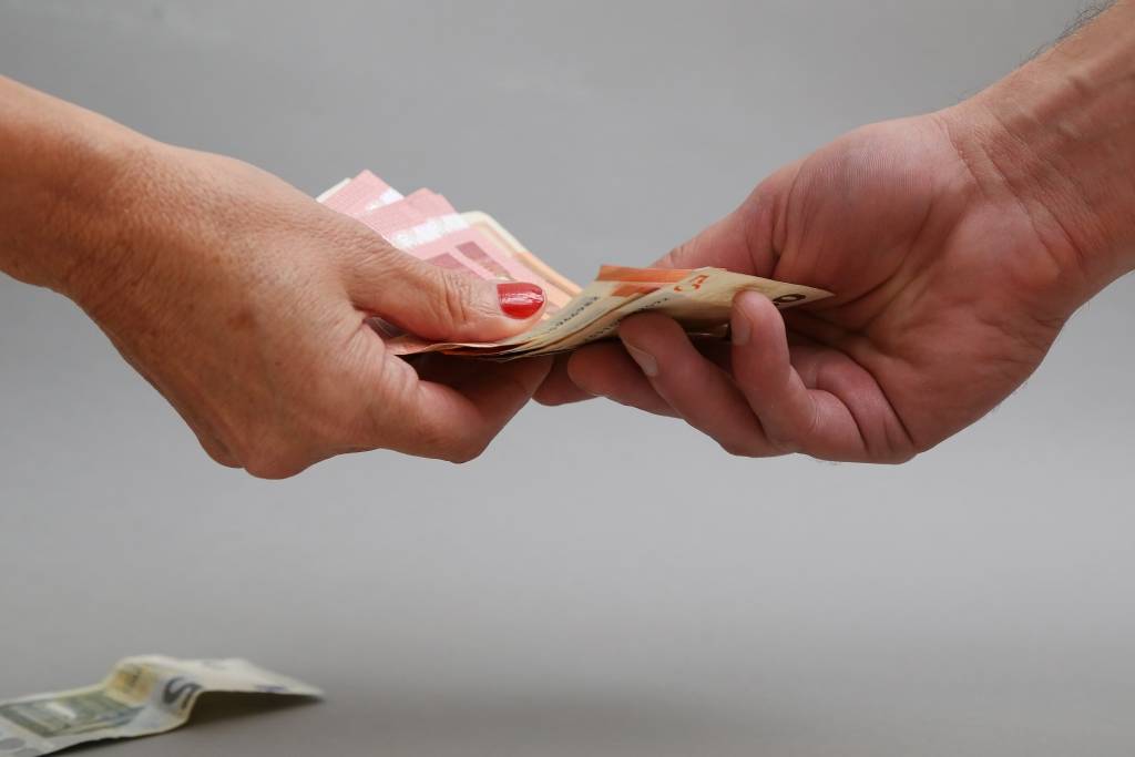 Straujuma: Minimālās algas jautājumā ejam uz risinājumu