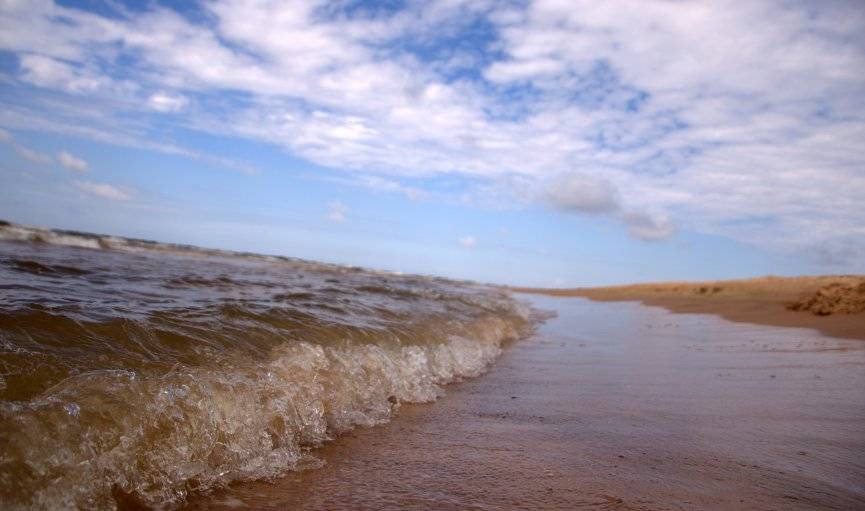 Pēc apmākušās un lietainas piektdienas brīvdienās kļūs saulaināks