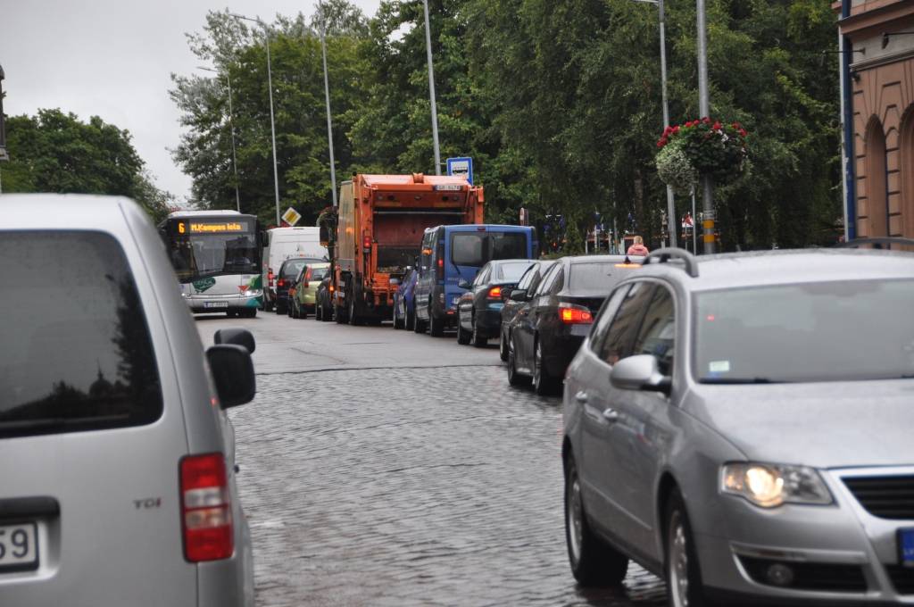 Veidojas sastrēgumi; jārēķinās ar ilgāku laiku ceļā