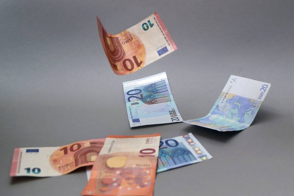 Vidējā mēneša bruto darba samaksa – 815 eiro