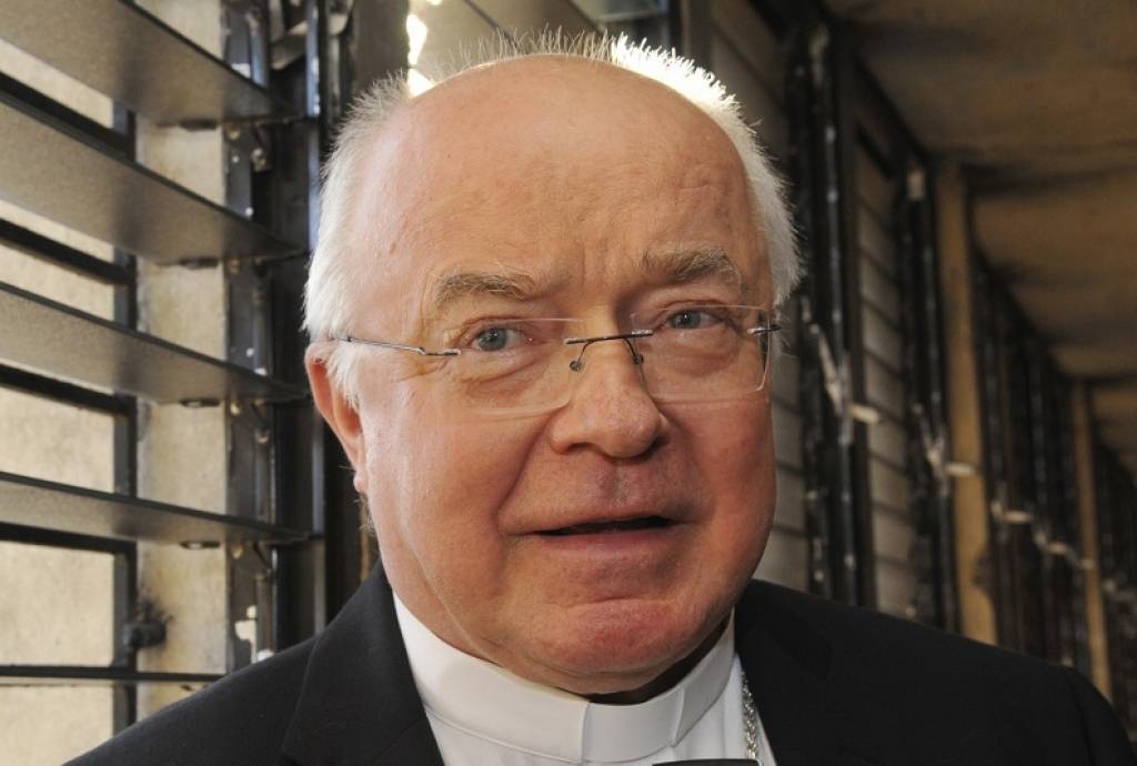 Miris pedofilijā apsūdzētais kādreizējais pāvesta vēstnieks Vesolovskis