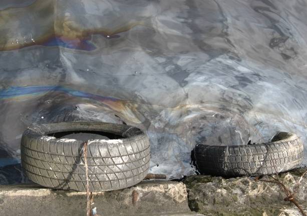 Vakar Liepājas tirdzniecības kanālā izplūdusi ķīmiska viela